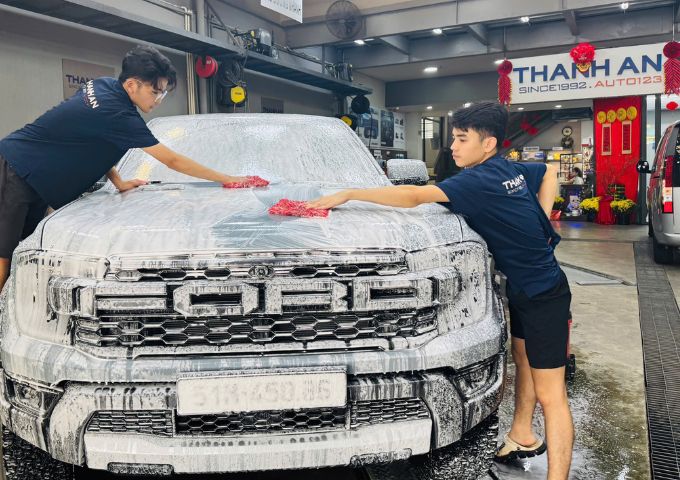 Rửa xe ô tô chuyên nghiệp bằng bọt tuyết tại trung tâm chăm sóc xe